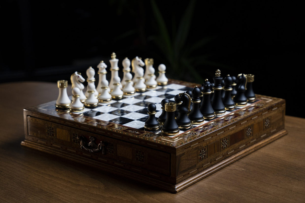 Personalisierte Geschenke: Holzschachspiel mit geometrischen Mustern und Marmorfeldern