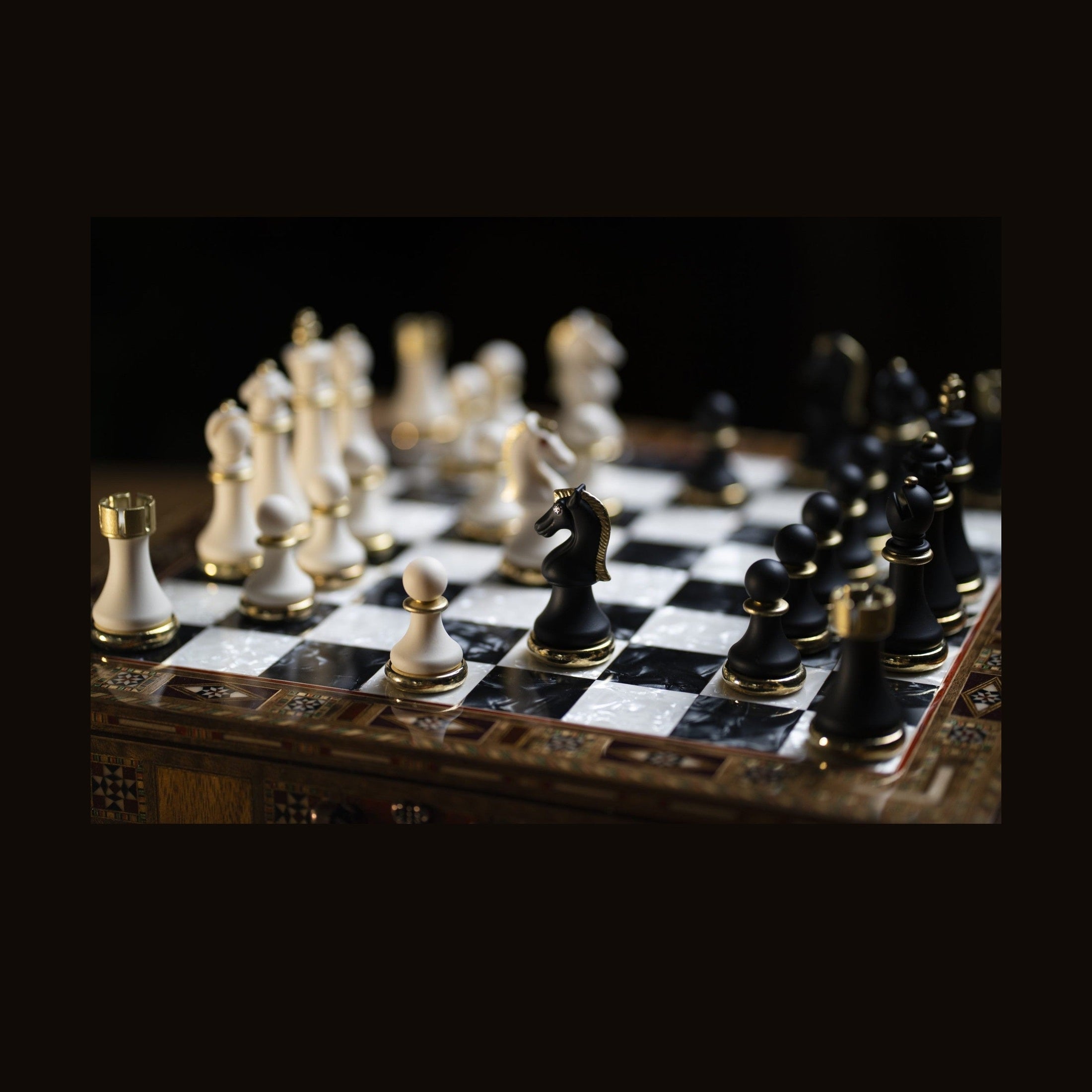 Open walnut chess set with pieces in storage compartment – Chess atelier