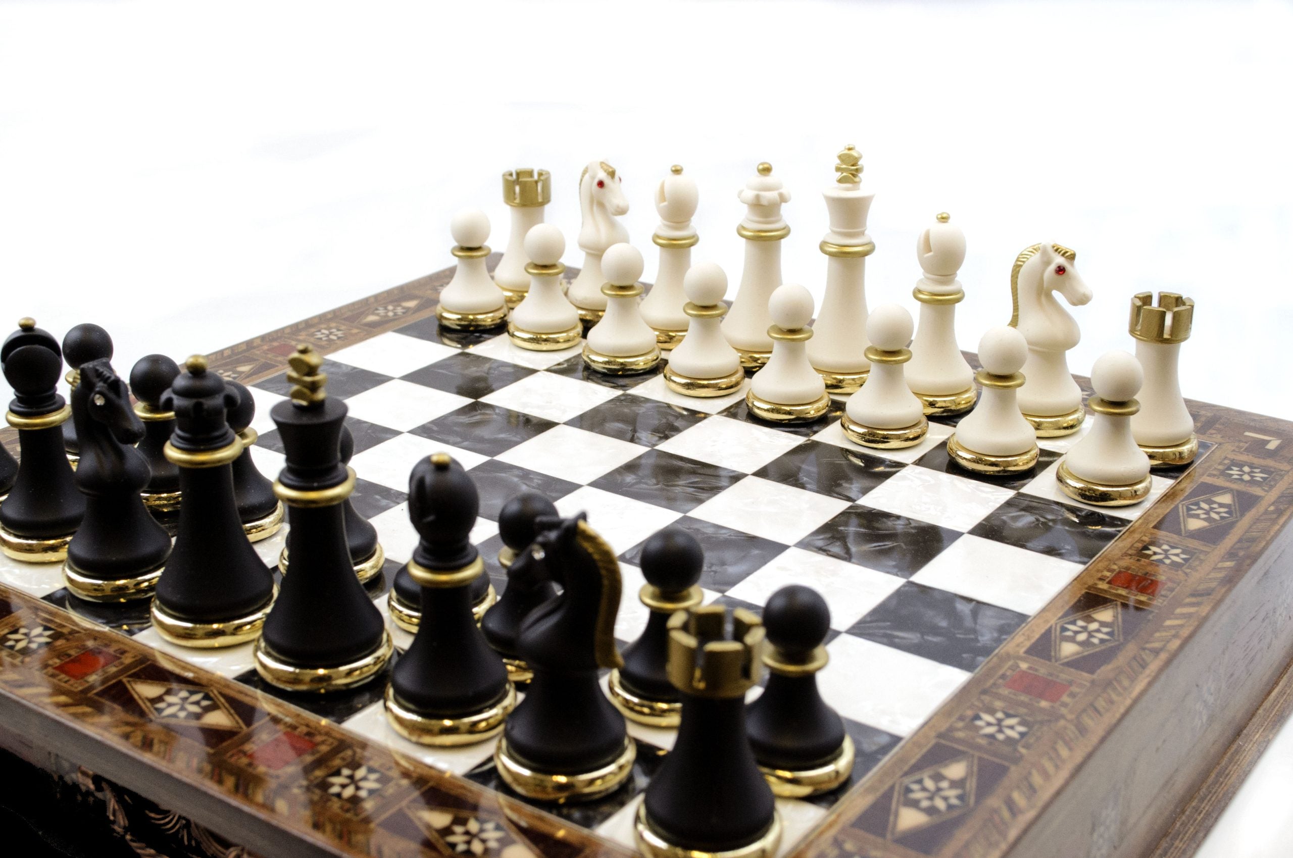 Nussbaum-Schachspiel mit edler Aufbewahrungsschublade, handgefertigt – Schachatelier