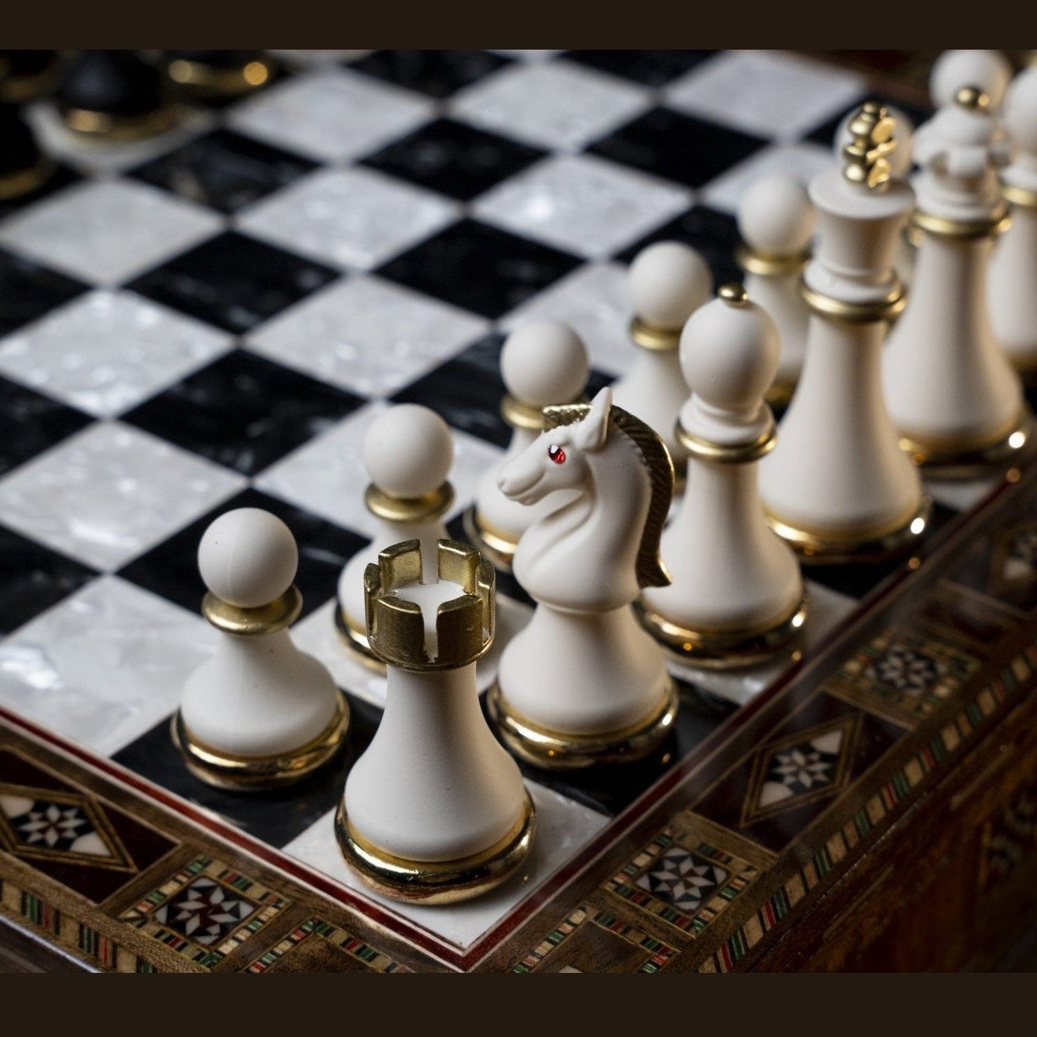 Detail view of the wood grain on the walnut chessboard – Chess studio