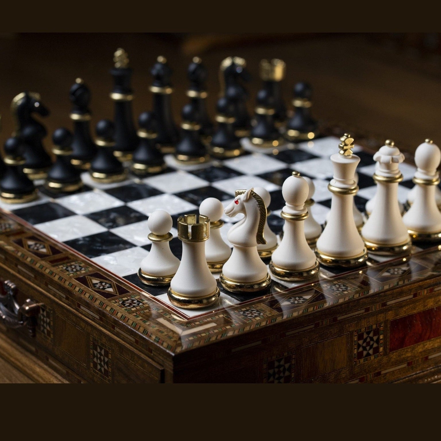 Gold and silver pieces placed on the walnut chessboard – Chess studio