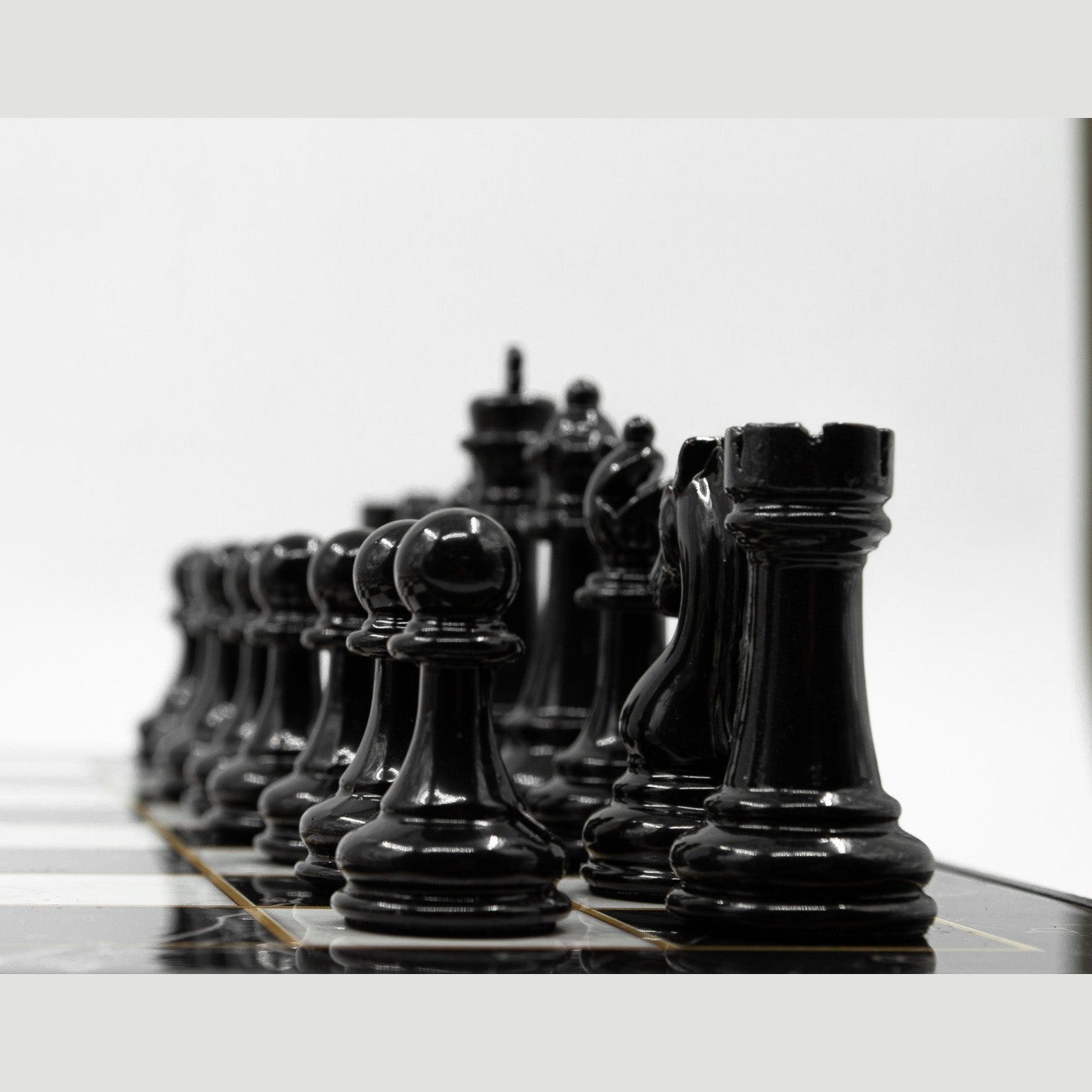 Tall chess set with metal pieces and marble‑look board – Chess atelier