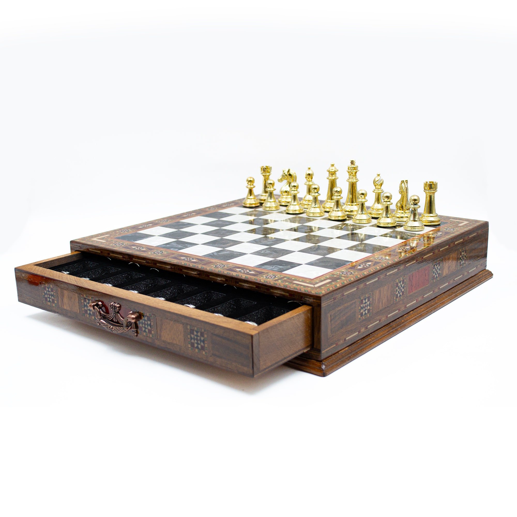 Schachspiel mit Metallfiguren und ausgezogener Aufbewahrungsschublade – Schachatelier