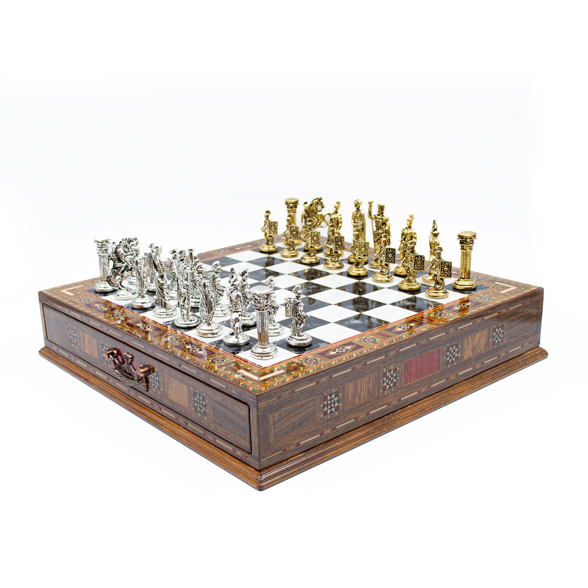 Handgeschnitzte Spielfiguren des römischen Schachspiels aus Holz im Detail – Schachatelier