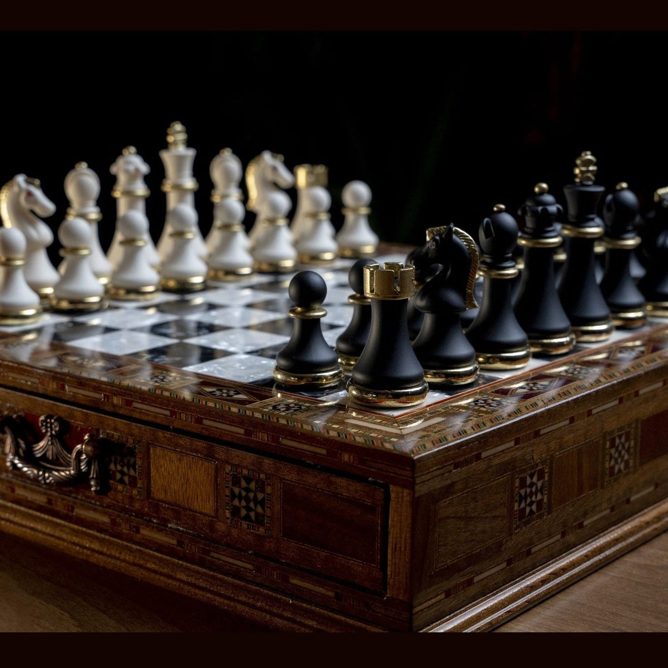 Detailed view of the walnut chessboard with rosewood inlay – Chess workshop